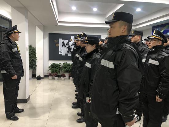 图为:除夕夜值守前准备。 景区执法局供图