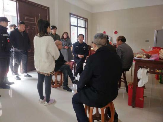 东阳市公安局民警坚守岗位,及时化解各类纠纷。警方提供