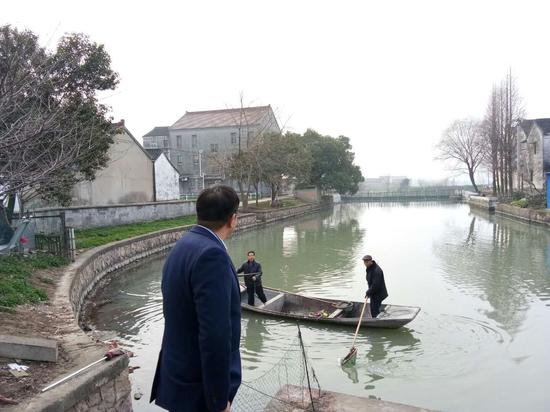 钱会根一大早就来到了河边。钱民摄