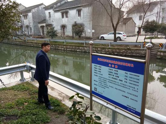 钱会根关心春节期间的河道水质环境。钱民摄