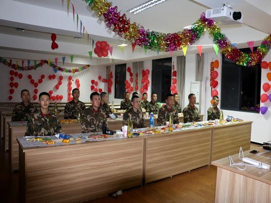 武警官兵们共同观看春晚 温州武警供图