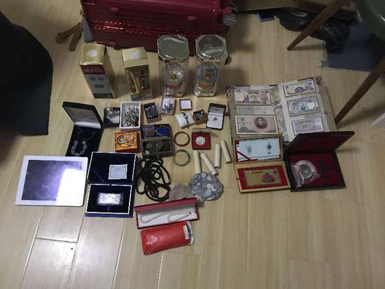 民警成功抓获盗窃嫌疑人,并当场缴获大部分赃物 奚金燕 摄