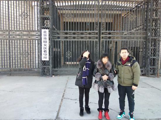 图为:浙江黄岩警方在北京将犯罪嫌疑人童某带回 喻跃翔 摄
