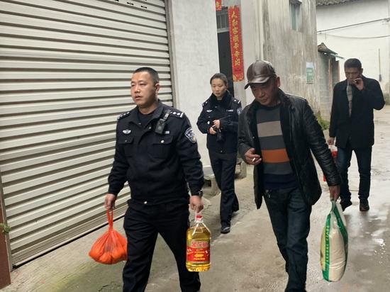 民警上门规劝逃犯自首 徐婷 摄