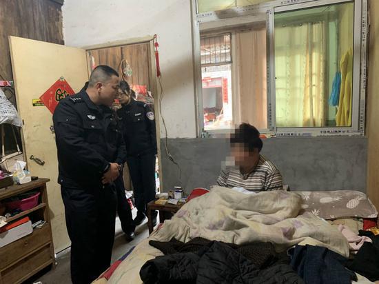 民警上门规劝逃犯自首 李依朵 摄