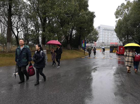考生们在?#39029;?#38506;同下陆续来到中国美术学院,提前熟悉考点考场情况。 毛瑜 摄
