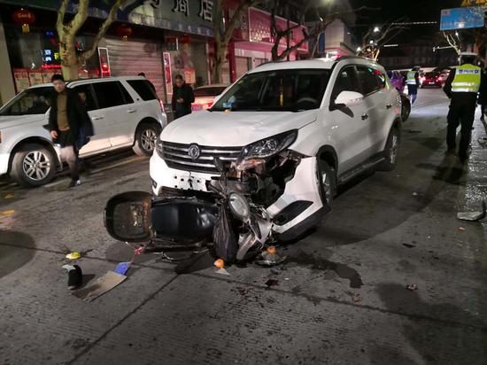 浙江开化特警巡逻路上遇车祸 越野车下徒手救老人 余正 摄
