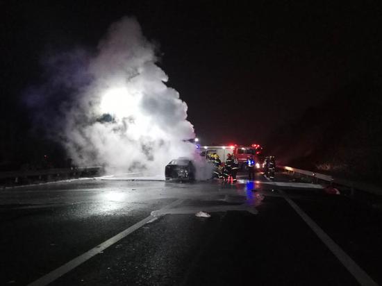 小轿车高速自燃剩下空壳。杨宇杰摄