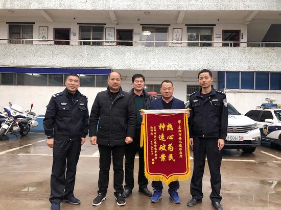 画水派出所雇请货车,运了三趟,将赃物如数追回 奚金燕 摄