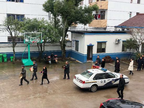 锦旗送到了民警手中 奚金燕 摄