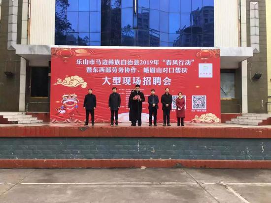 招聘会现场人头攒动