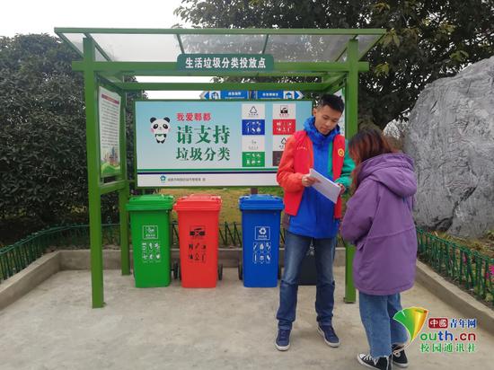 图为实践团队在生活垃圾分类投放点进行宣传调查。中国青年网通讯员 陈钰乔 摄