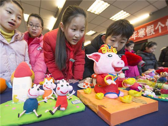 图为展示的萌猪作品 陈云松 摄