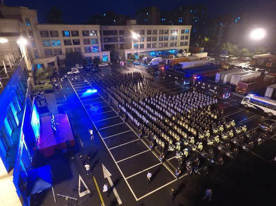 雷霆行动期间,杭州余杭警方集结现场。
