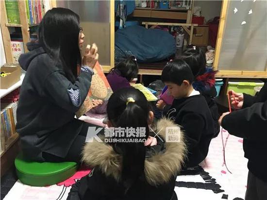 全职妈妈蔡米在给孩子们上课