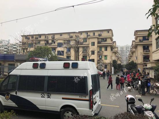 轿车玻璃被爆炸物直接击穿