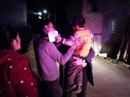 民警将小柳柳送回了家。泰顺警方供图