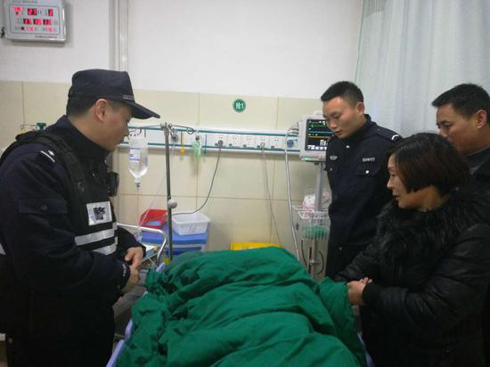 浙江衢州上演生死六分钟:众人合力营救轻生老人 王楚君 摄