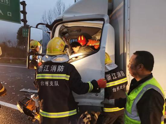 图为:事故救援现场。王信 摄
