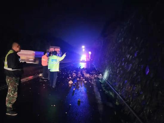 图为:G15沈海高速往温州方向黄土岭段出现塌方落石。高速交警台州支队供图