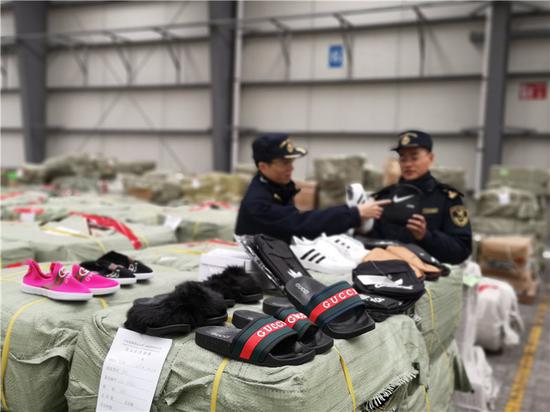 图为宁波海关查验关员在现场清点涉嫌侵权的货物。王永贝摄
