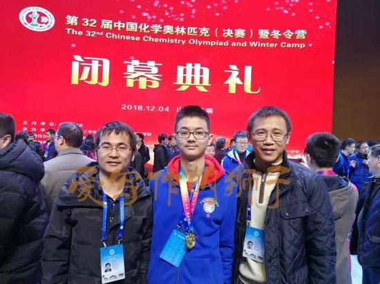 钱一略(中)和他的两位教练合影