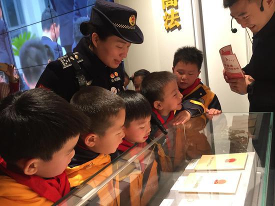 图为:“红色小萌管”活动现场。西湖景区执法局摄