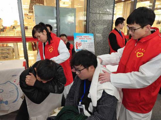 志愿者们为当地市民提供按摩服务。杭州市残联供图
