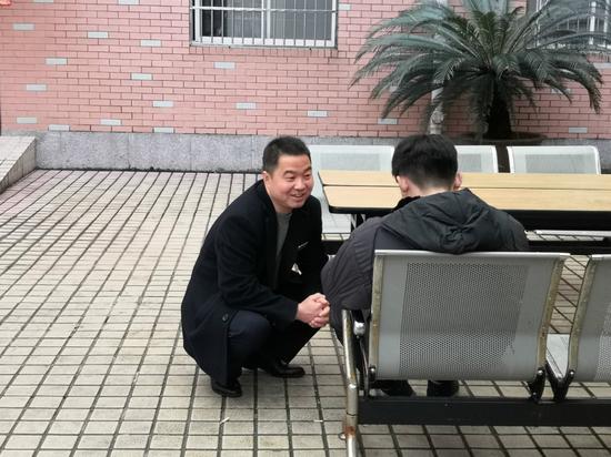 (左伟蹲着身子,一点一点消除小刘的“敌意”)