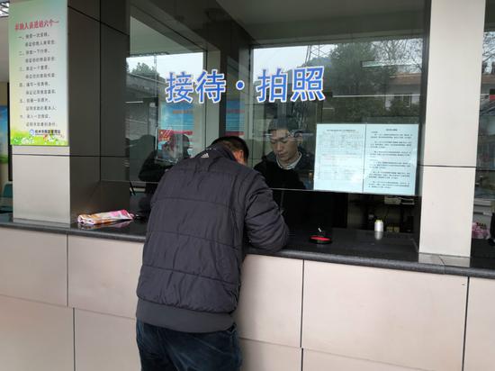(小刘父子办理接领离站手续)