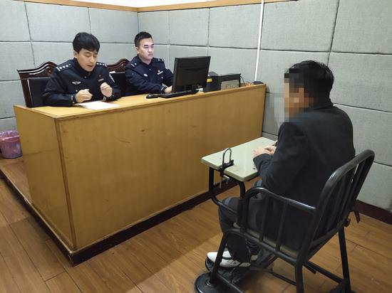 嫌疑人接受审讯 吴兴公安提供