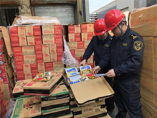 图为海关工作人员对不合格进口食品清点核对 李佳赟 摄