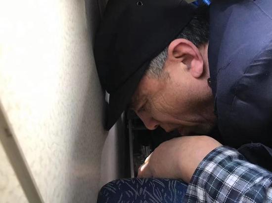 虽然空间狭小,但大家配合有序。“出来了,出来了。”列车长林建锋激动地说。