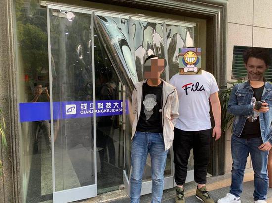 小夏正准备二进二出,被房东叫住了。