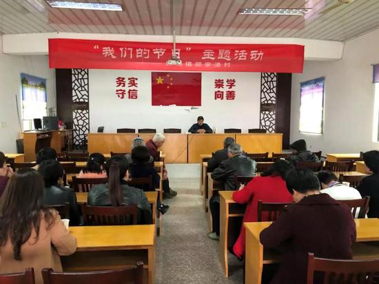 昨天下午,陶堰镇在邵家溇村文化礼堂举办“清明节文化与习俗”讲座。