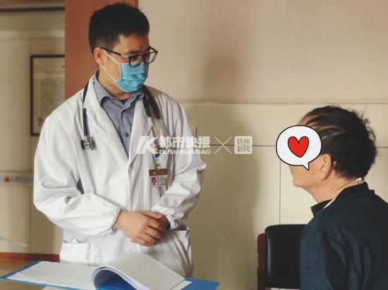 牟新主任询问患者情况 | 医院供图