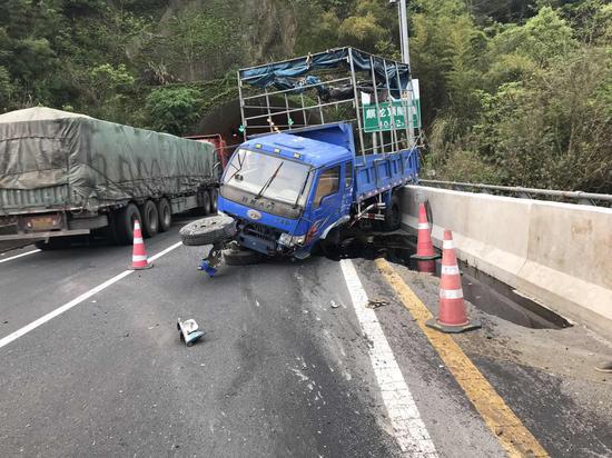 图为:事故现场 余匡龙 摄