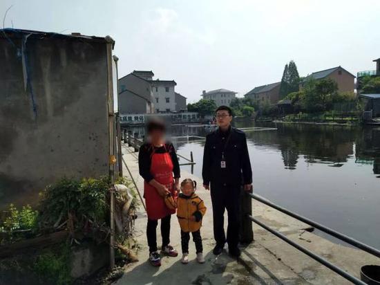 被解救的孩子还有些惊魂未定