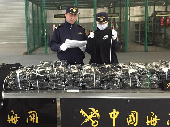 海关关员对查获的侵权货物进行查验。杭州海关摄