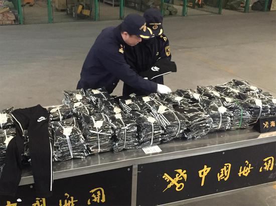 海关关员对查获的侵权货物进行查验。杭州海关摄