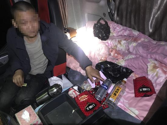 图为:驾驶员李某喝酒解乏 张钰 摄