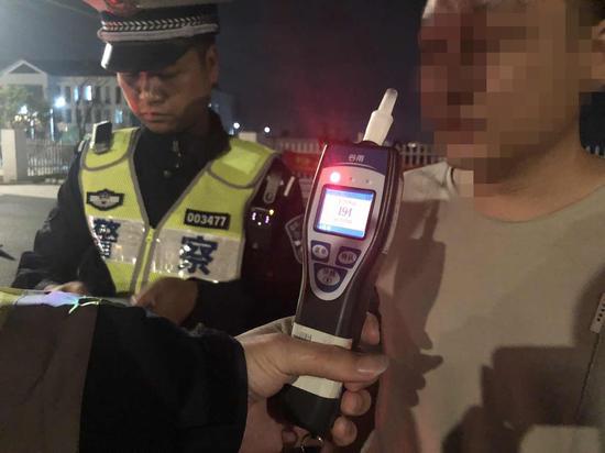 图为:现场呼气式酒精测试仪检测 张钰 摄