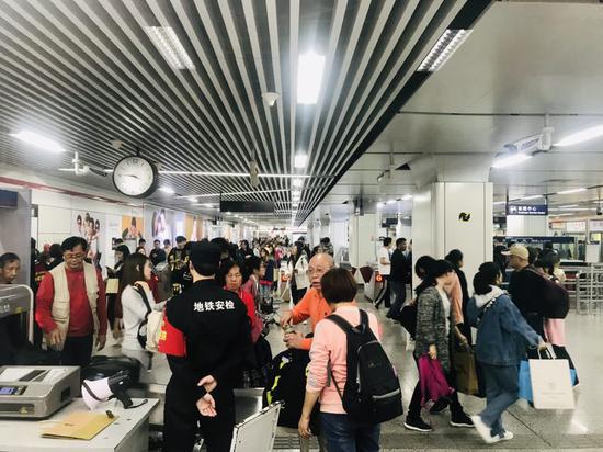 图为杭州地铁1号线。 刘方齐 摄