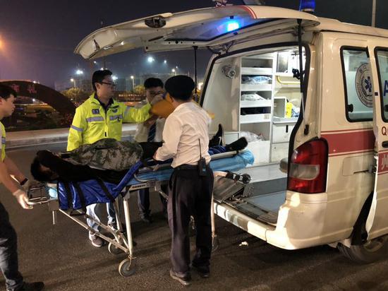浙江衢州:旅客突发心脏病 火车站员工火速抢救。刘珂妤摄