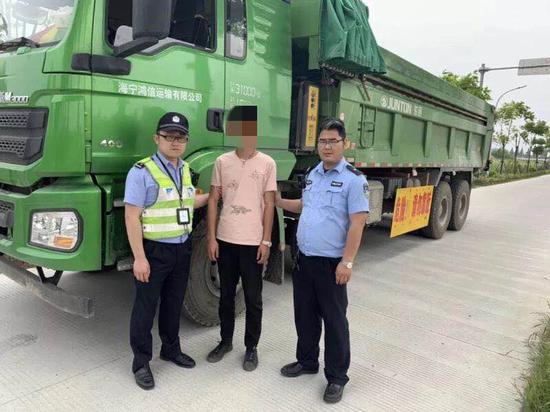 图为:驾驶员李某被刑拘 。海宁公安供图