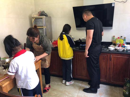 抓捕现场,民警帮助嫌疑人及其女儿为美食节做准备。 泰顺警方供图