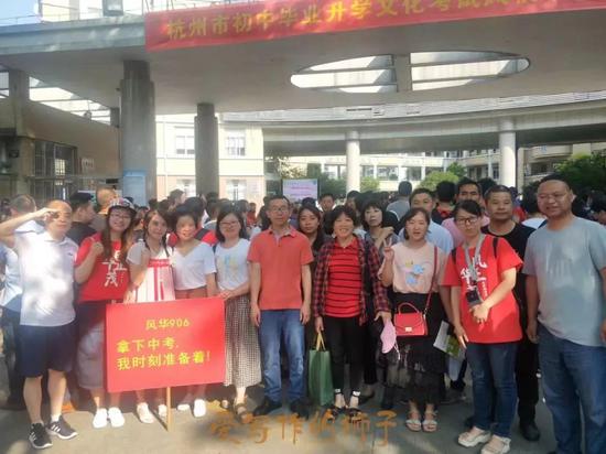 临时抱佛脚!风华中学门口语文老师陈成在考前为一位女生现场答疑。