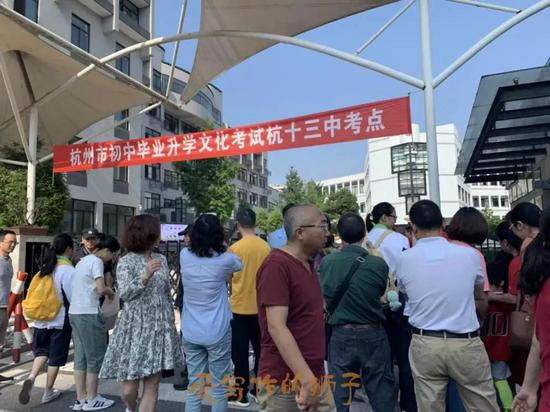 “加油!”十三中班主任汪华鹏在校门口迎接考生,送出考前祝福。