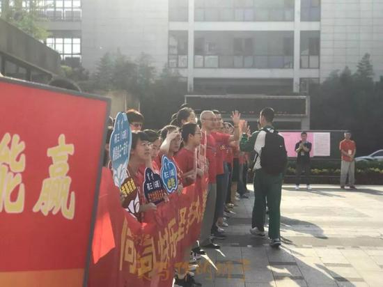 育才初三一班的同学,每人到了领一支向日葵,寓意“一举夺魁”。