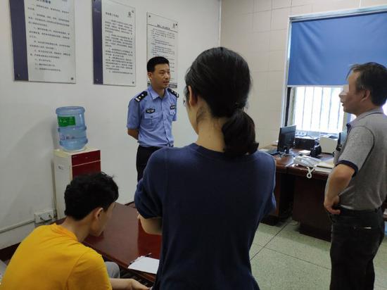 小伙舅舅将其接回了家中 高速交警提供